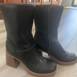 Barely used Womens Sun Stone boots